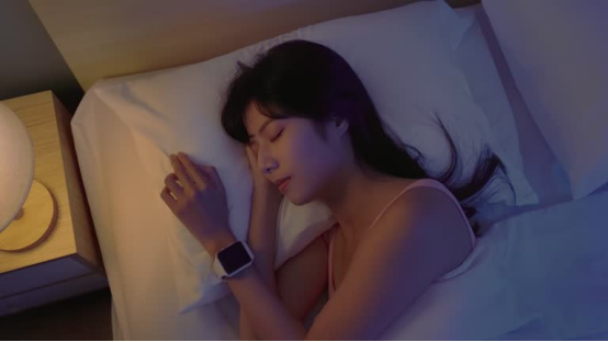 Healthy sleep posture supported by a memory foam pillow for deep rest